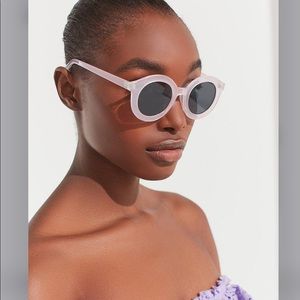 UO Women's Fairfax Round Frosted